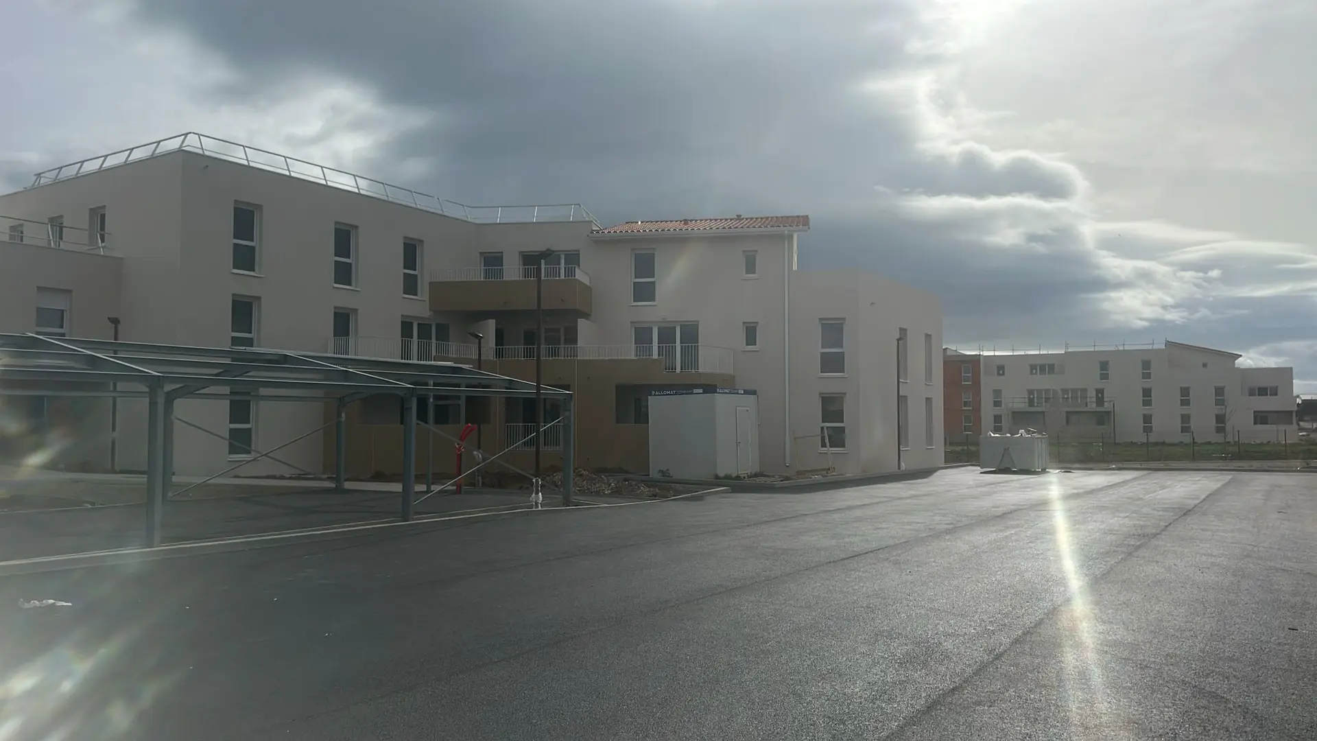 Avant / après : façades rénovées sur chantier occupé